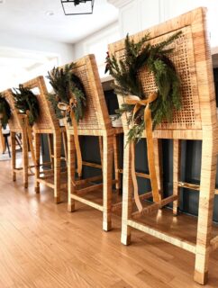 Anyone else feel the pressure to go all out and decorate every inch of the house for the holidays? This year, I just didn’t have it in me 😅 I skipped the full banister moment (swipe to see a photo from another year) and leaned into simpler, easier touches instead…these mini wreaths on our kitchen stools being my unexpected favorite 😍 Just a little reminder that holiday decor doesn’t have to be big and bold. Small, thoughtful details can still make a space feel so special ✨🎄