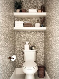 Sometimes it’s the smallest spaces that get overlooked, but they can make the biggest impact. All this little toilet room needed was a bit of love and a really good wallpaper moment!

Casually becoming my client’s favorite space in the house 😂 Linnea wallpaper by @sandbergwallpaper, you did your thing ✨

Swipe for the before →
